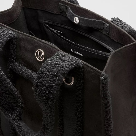 NWT Lululemon Full Size Boxy Tote Black Faux Shearling Trim Bag O/S - Picture 3 of 7